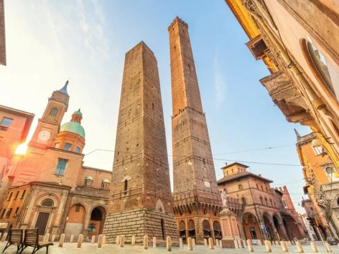 Bologna - Een buitengewoon voorbeeld van een middeleeuwse stad, wandelen tussen de arcades en torens